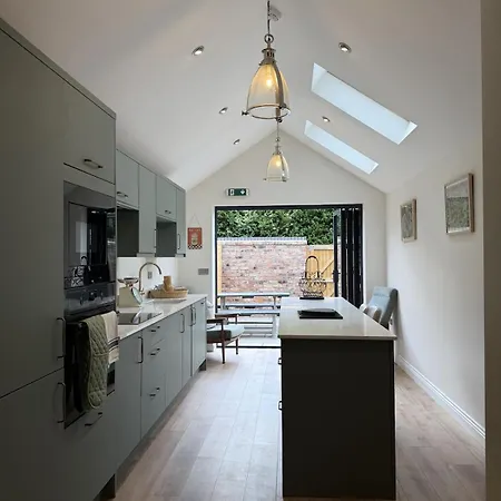 Close To The Walls Sleeps 4 * York