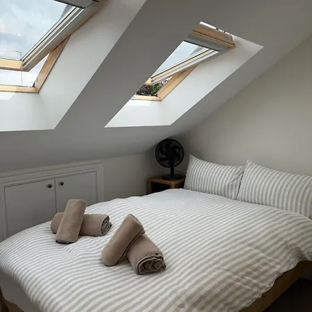 דירה Close To The Walls Sleeps 4