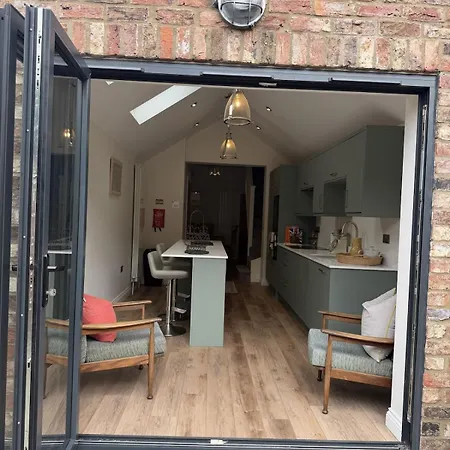 Close To The Walls Sleeps 4 York