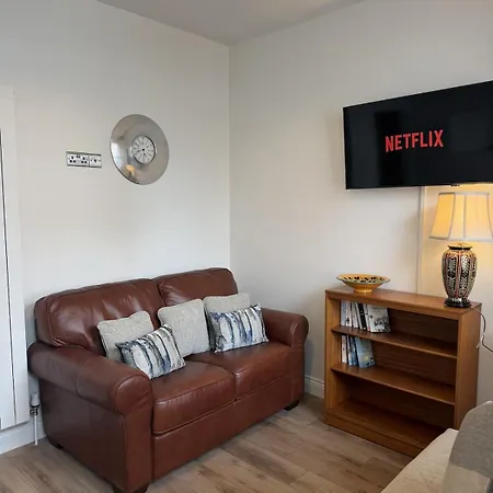 Close To The Walls Sleeps 4 *